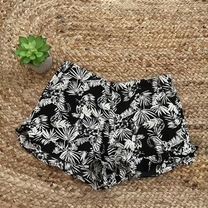 FLOWY LEAF PRINT SHORTS